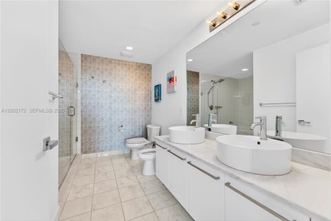 Condo in Miami, Florida, 2 bedrooms  № 2067683 - photo 14