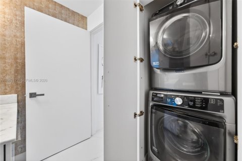 Condo in Miami, Florida, 2 bedrooms  № 2067683 - photo 17