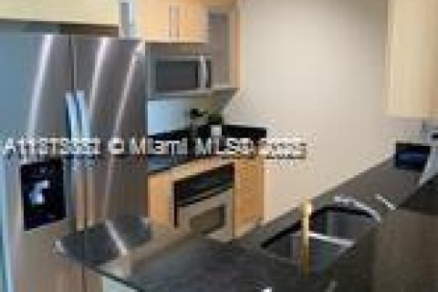 Condo in Miami, Florida, 1 bedroom  № 1923327 - photo 3