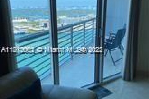 Condo in Miami, Florida, 1 bedroom  № 1923327 - photo 2