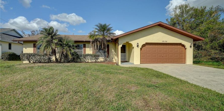 House in Port Charlotte, Florida 3 bedrooms, 126.81 sq.m. № 1444143