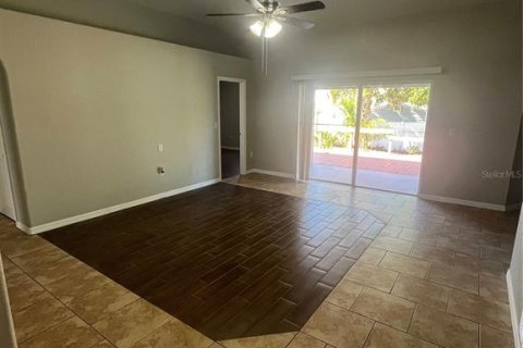 House in Apollo Beach, Florida 3 bedrooms, 120.87 sq.m. № 1530845 - photo 11