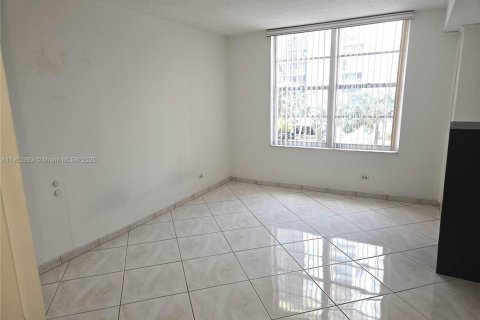 Condo in Sunny Isles Beach, Florida, 2 bedrooms № 2081815 - photo 17