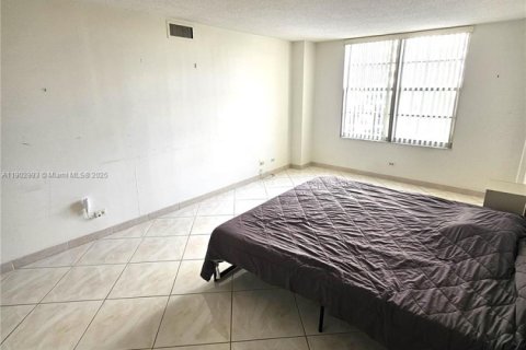 Condo in Sunny Isles Beach, Florida, 2 bedrooms № 2081815 - photo 14