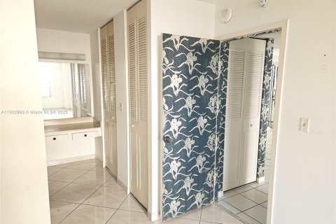Condo in Sunny Isles Beach, Florida, 2 bedrooms № 2081815 - photo 16