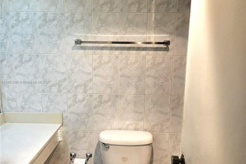 Condo in Sunny Isles Beach, Florida, 2 bedrooms № 2081815 - photo 18