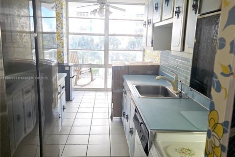 Condo in Sunny Isles Beach, Florida, 2 bedrooms № 2081815 - photo 13