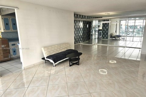 Condo in Sunny Isles Beach, Florida, 2 bedrooms № 2081815 - photo 15