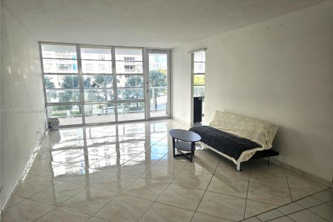 Condo in Sunny Isles Beach, Florida, 2 bedrooms № 2081815 - photo 21