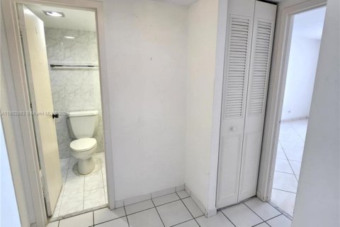 Condo in Sunny Isles Beach, Florida, 2 bedrooms № 2081815 - photo 12
