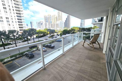 Condo in Sunny Isles Beach, Florida, 2 bedrooms № 2081815 - photo 3