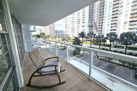 Condo in Sunny Isles Beach, Florida, 2 bedrooms № 2081815 - photo 4