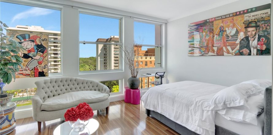 Studio in the Condo in Coral Gables, Florida  № 1953799