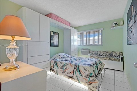 Copropriété à vendre à Hallandale Beach, Floride: 2 chambres, 78.78 m2 № 1955325 - photo 10