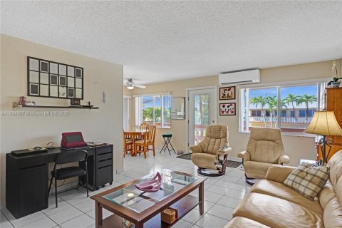 Copropriété à vendre à Hallandale Beach, Floride: 2 chambres, 78.78 m2 № 1955325 - photo 3