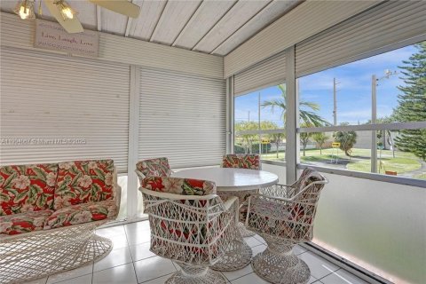 Copropriété à vendre à Hallandale Beach, Floride: 2 chambres, 78.78 m2 № 1955325 - photo 13