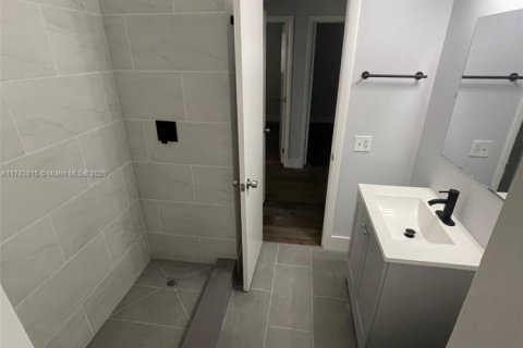 House in Lauderhill, Florida 4 bedrooms, 183.2 sq.m. № 2035107 - photo 12