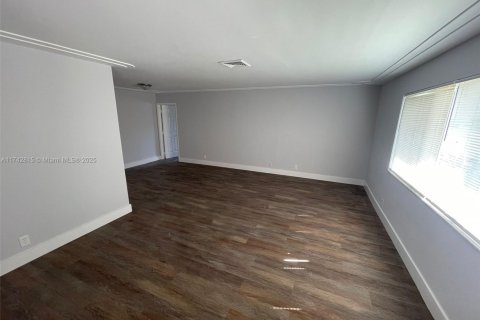 House in Lauderhill, Florida 4 bedrooms, 183.2 sq.m. № 2035107 - photo 14