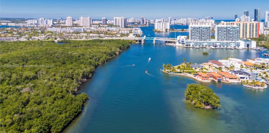 Condo à Sunny Isles Beach, Floride, 2 chambres № 1747911