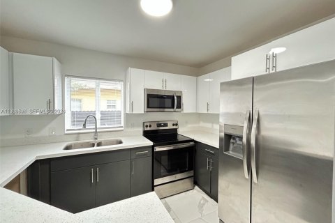 Townhouse in Hallandale Beach, Florida 3 bedrooms, 139.35 sq.m. № 1996992 - photo 11