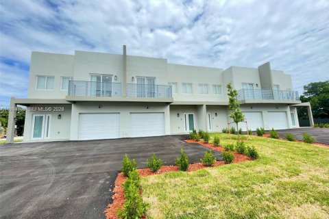 Townhouse in Hallandale Beach, Florida 3 bedrooms, 139.35 sq.m. № 1996992 - photo 2