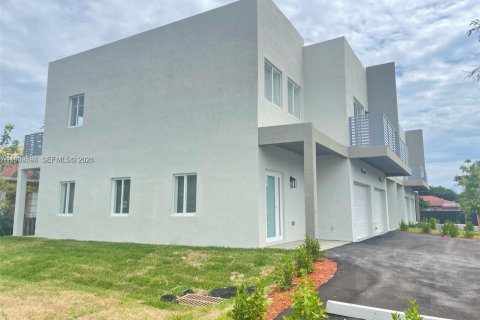 Townhouse in Hallandale Beach, Florida 3 bedrooms, 139.35 sq.m. № 1996992 - photo 4