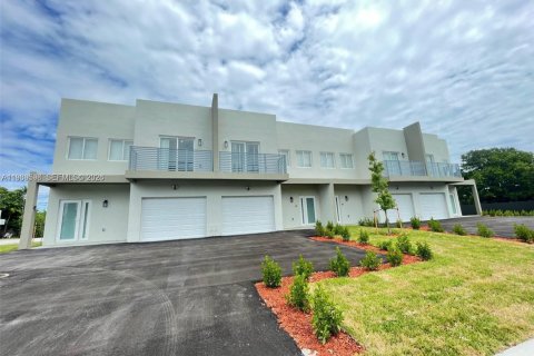 Townhouse in Hallandale Beach, Florida 3 bedrooms, 139.35 sq.m. № 1996992