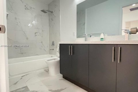 Townhouse in Hallandale Beach, Florida 3 bedrooms, 139.35 sq.m. № 1996992 - photo 17