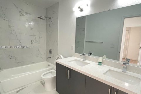 Townhouse in Hallandale Beach, Florida 3 bedrooms, 139.35 sq.m. № 1996992 - photo 16