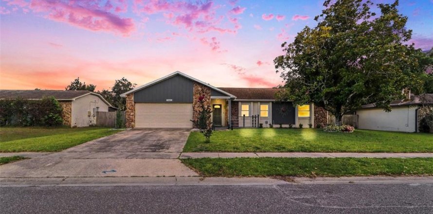 House in Winter Park, Florida 3 bedrooms, 150.69 sq.m. № 2203983