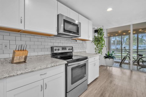 Condo in Plantation, Florida, 2 bedrooms № 2173159 - photo 13