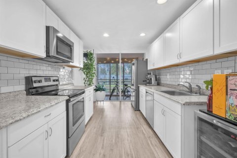Condo in Plantation, Florida, 2 bedrooms № 2173159 - photo 12