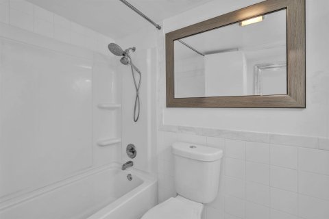 Condo in Plantation, Florida, 2 bedrooms № 2173159 - photo 25