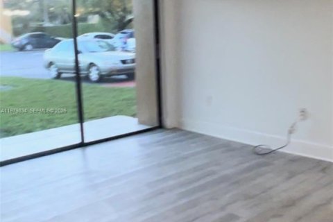 Condominio en alquiler en Miami, Florida, 2 dormitorios, 83.24 m2 № 2046330 - foto 9