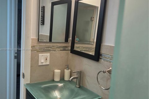 Condominio en alquiler en Miami, Florida, 2 dormitorios, 83.24 m2 № 2046330 - foto 11
