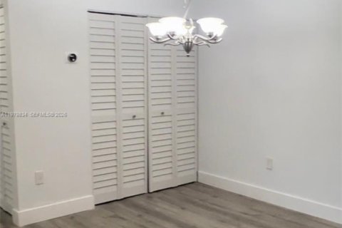 Condominio en alquiler en Miami, Florida, 2 dormitorios, 83.24 m2 № 2046330 - foto 3