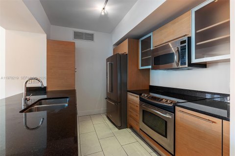 Condo in Miami, Florida, 2 bedrooms  № 2042120 - photo 3