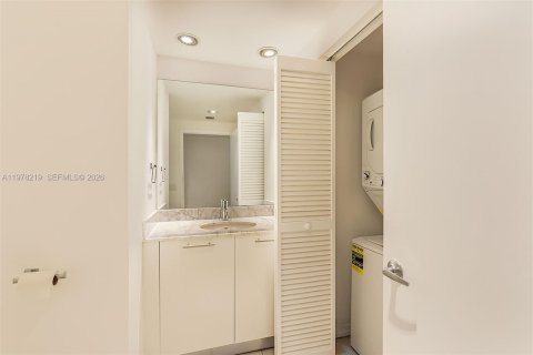 Condo in Miami, Florida, 2 bedrooms  № 2042120 - photo 13