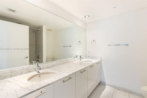 Condo in Miami, Florida, 2 bedrooms  № 2042120 - photo 12