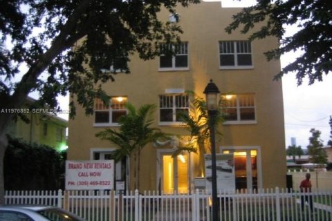 Apartment in Miami, Florida 2 bedrooms, 1035.67 sq.m. № 2040726