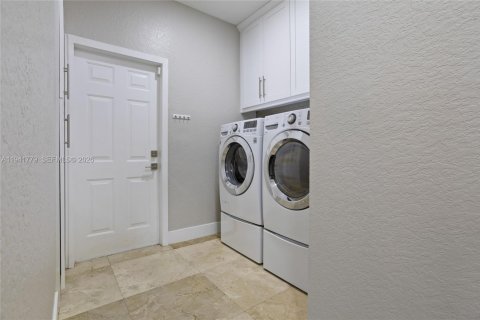 Casa en venta en Miami, Florida, 5 dormitorios, 217.21 m2 № 1999738 - foto 30