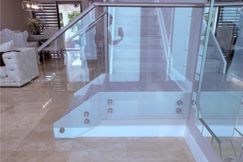 Casa en venta en Miami, Florida, 5 dormitorios, 217.21 m2 № 1999738 - foto 16