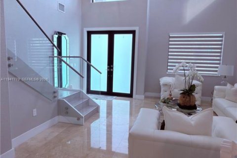 Casa en venta en Miami, Florida, 5 dormitorios, 217.21 m2 № 1999738 - foto 19