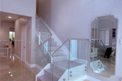 Casa en venta en Miami, Florida, 5 dormitorios, 217.21 m2 № 1999738 - foto 17