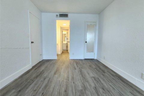 Condominio en venta en Hallandale Beach, Florida, 1 dormitorio, 68.38 m2 № 1822133 - foto 17