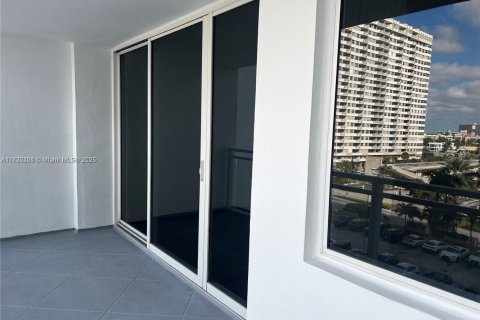 Condominio en venta en Hallandale Beach, Florida, 1 dormitorio, 68.38 m2 № 1822133 - foto 13