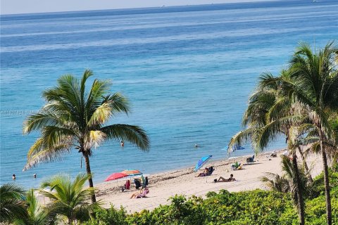 Condominio en venta en Hallandale Beach, Florida, 1 dormitorio, 68.38 m2 № 1822133 - foto 1