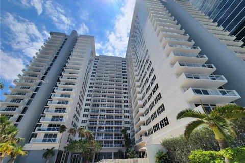 Condominio en venta en Hallandale Beach, Florida, 1 dormitorio, 68.38 m2 № 1822133 - foto 28