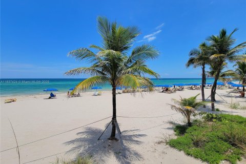 Condominio en venta en Hallandale Beach, Florida, 1 dormitorio, 68.38 m2 № 1822133 - foto 23