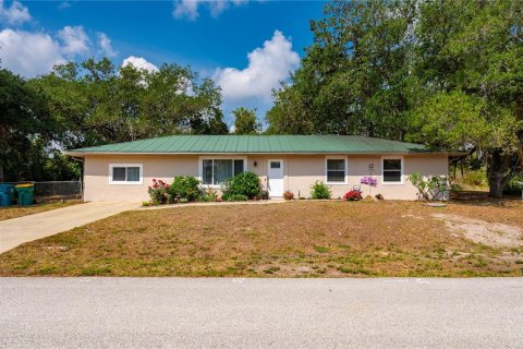 Casa en venta en Port Charlotte, Florida, 3 dormitorios, 144.18 m2 № 1679634 - foto 1